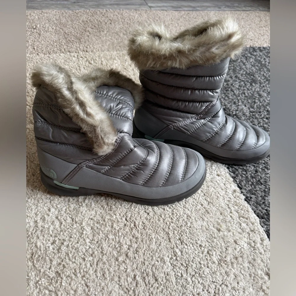 The North Face Women’s Thermoball Microbaffle Gray Winter Boots- Size 7